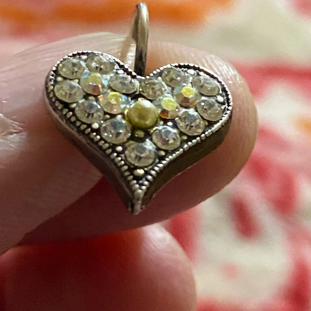 Marcasite and crystals, beautiful heart earrings reflect colors brilliantly - Picture 3 of 7